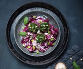Gefüllte Champignons auf Radicchiosalat