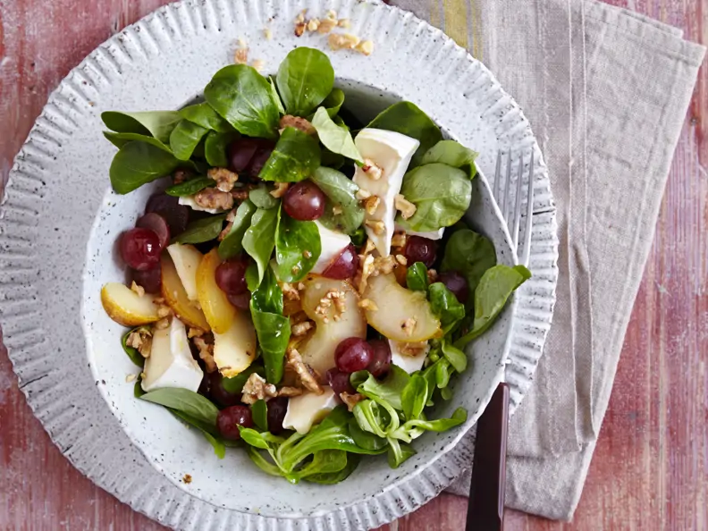 Feldsalat mit Birne und Brie