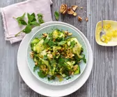 Zucchini-Kräuter-Salat mit Walnüssen