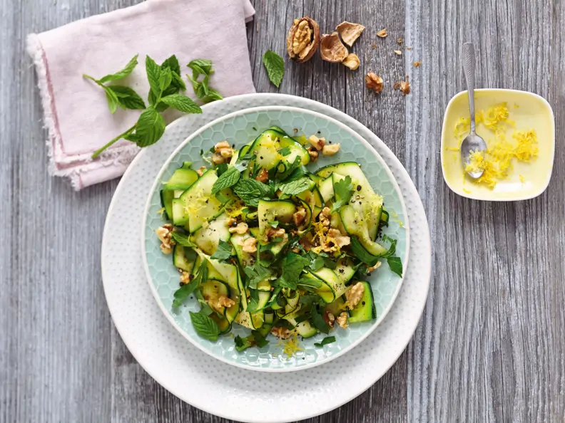 Zucchini-Kräuter-Salat mit Walnüssen