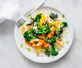 Kürbis-Pasta mit Brokkoli und Salbei
