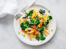 Kürbis-Pasta mit Brokkoli und Salbei