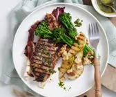 Steak mit Brokkoli, Radicchio und Birne