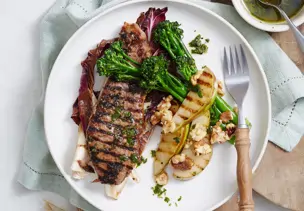 Steak mit Brokkoli, Radicchio und Birne