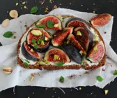 Frischkäse-Toast mit Feigen