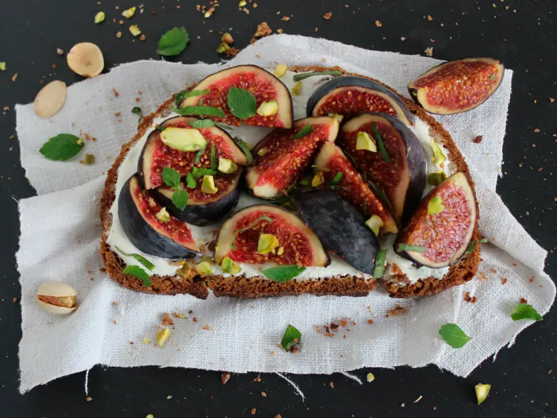 Frischkäse-Toast mit Feigen