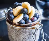 Chiapudding mit Heidelbeeren und Bananen