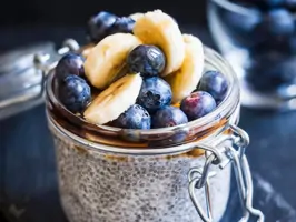 Chiapudding mit Heidelbeeren und Bananen
