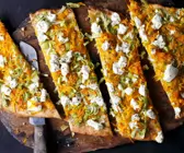 Vegetarischer Kürbisfladen mit Lauch