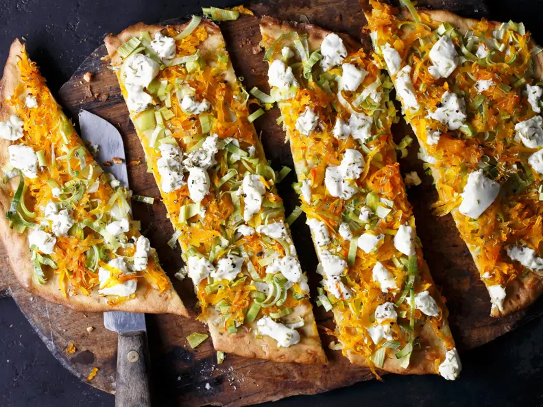 Vegetarischer Kürbisfladen mit Lauch