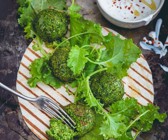 Grünkohlbällchen mit Joghurt