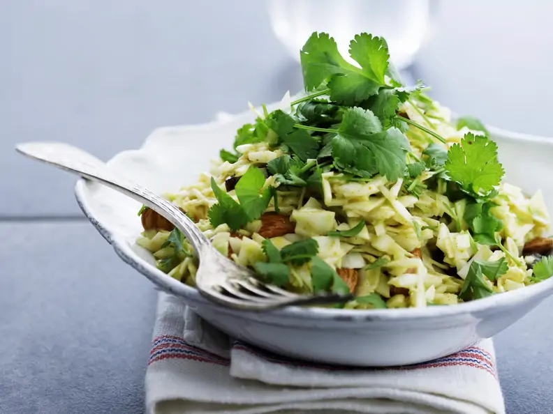 Weißkohlsalat mit Mandeln und Koriander