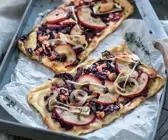Flammkuchen mit Äpfeln und Rotkohl