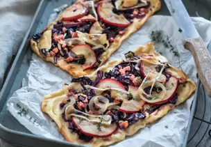 Flammkuchen mit Äpfeln und Rotkohl
