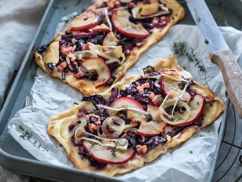 Flammkuchen mit Äpfeln und Rotkohl
