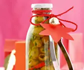 Eingelegte Oliven mit Chili und Kräutern