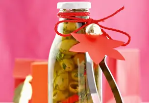 Eingelegte Oliven mit Chili und Kräutern