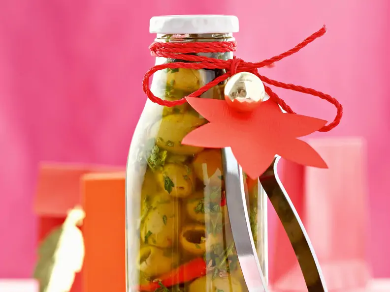 Eingelegte Oliven mit Chili und Kräutern
