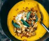 Kürbissuppe mit Salbei und Walnüssen