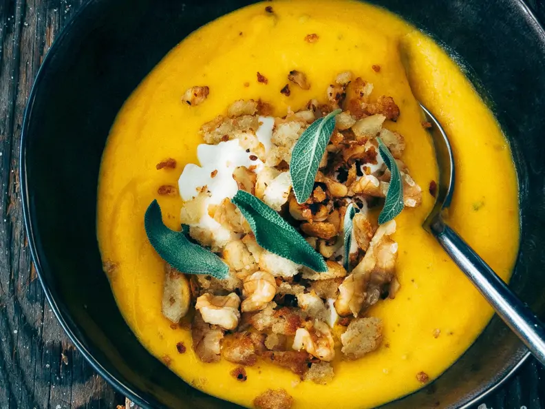 Kürbissuppe mit Salbei und Walnüssen