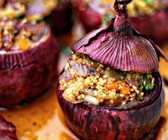 Rote Zwiebeln gefüllt mit Couscous und Aprikosen