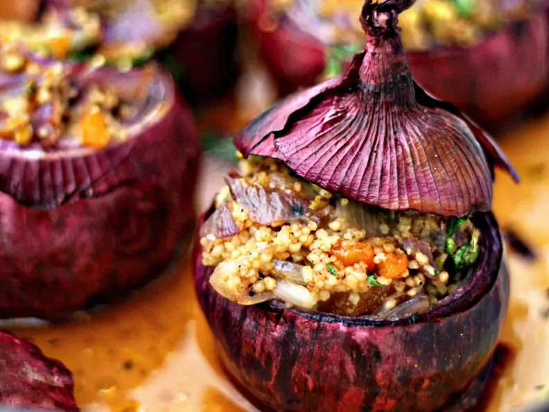 Rote Zwiebeln gefüllt mit Couscous und Aprikosen