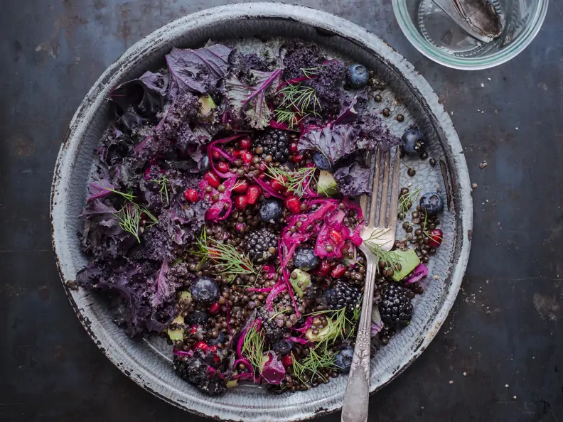 Rotkohlsalat mit Linsen und Brombeeren