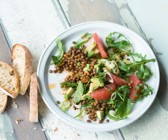 Avocado-Linsen-Salat mit rosa Grapefruit
