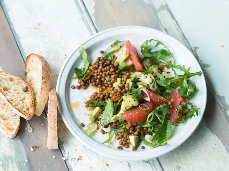 Avocado-Linsen-Salat mit rosa Grapefruit