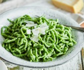 Kräuterspätzle mit Parmesan