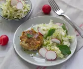Pressknödel auf Krautsalat