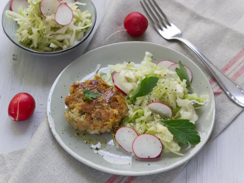 Pressknödel auf Krautsalat