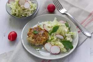 Pressknödel auf Krautsalat