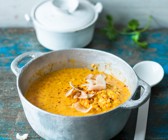 Curry-Linsen-Dal mit Kokoschips