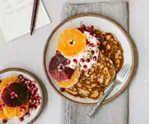 Pancakes mit Orangen und griechischem Joghurt