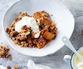 Birnen-Crumble mit Limettenschmand