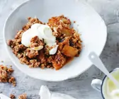Birnen-Crumble mit Limettenschmand