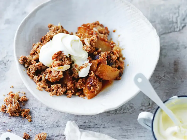 Birnen-Crumble mit Limettenschmand