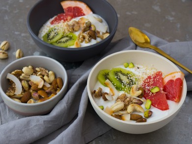 Proteinreiches Power-Frühstück mit knackigen Kernen und frischem Obst. Foto: Jan Schümann