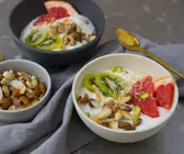 Skyr mit Kernen, Grapefruit und Kiwi