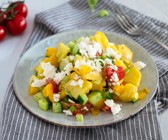 Bunter Kartoffelsalat mit Paprika, Tomaten und Schafskäse