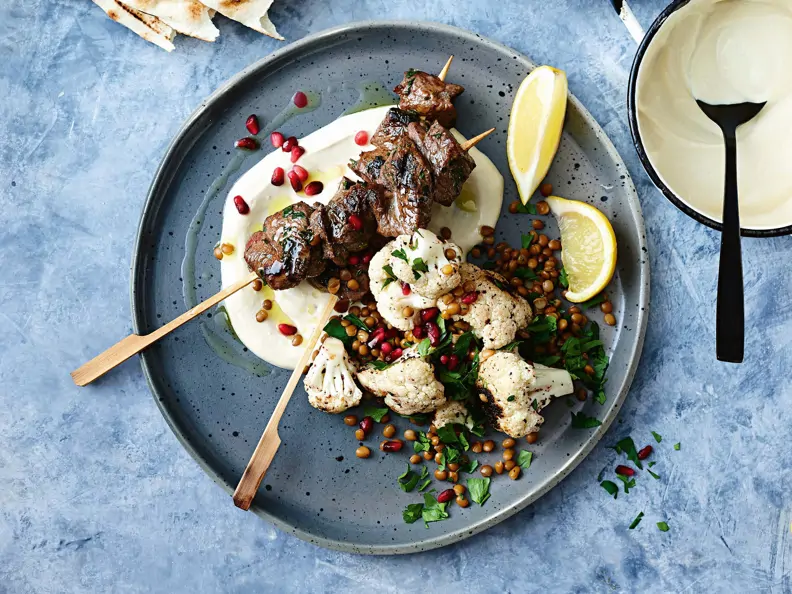 Lammspieße mit Blumenkohl-Linsen-Salat