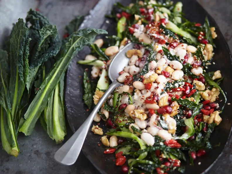 Salat mit Schwarzkohl und weißen Bohnen