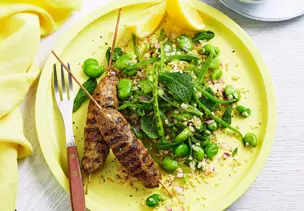 Köfte-Spieße mit Bulgur-Bohnen-Salat
