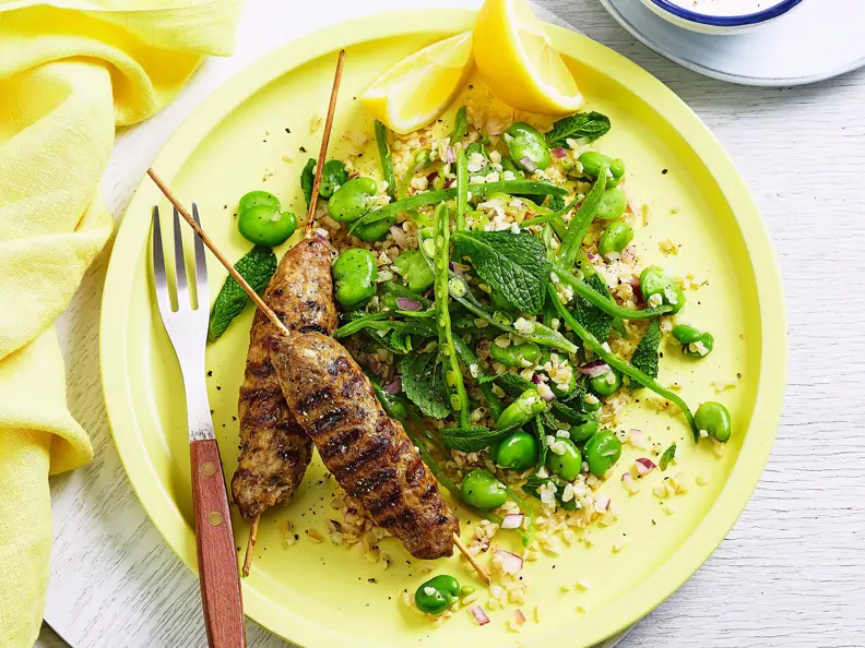 Köfte-Spieße mit Bulgur-Bohnen-Salat