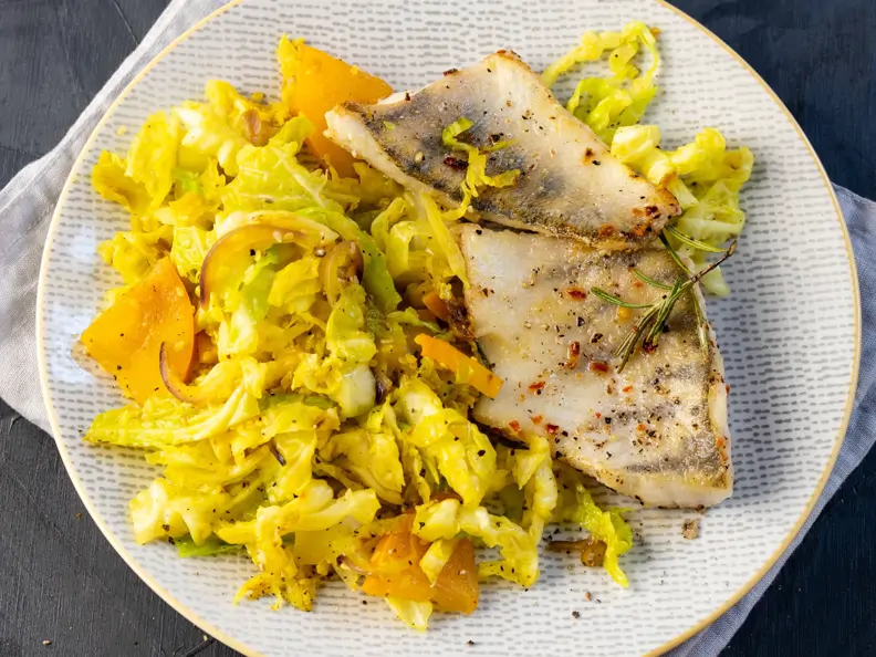 Zanderfilet mit Wirsing-Kaki-Gemüse