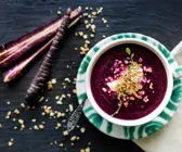 Lila Möhrencremesuppe mit Walnüssen