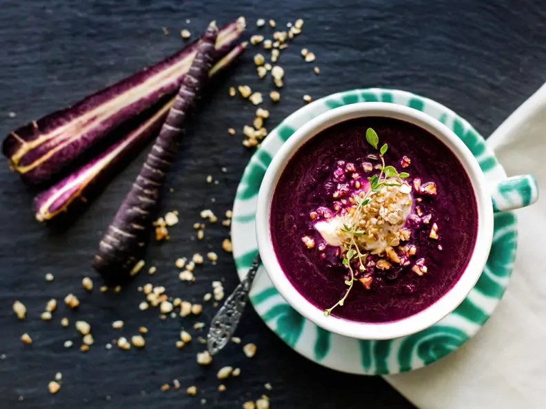 Lila Möhrencremesuppe mit Walnüssen