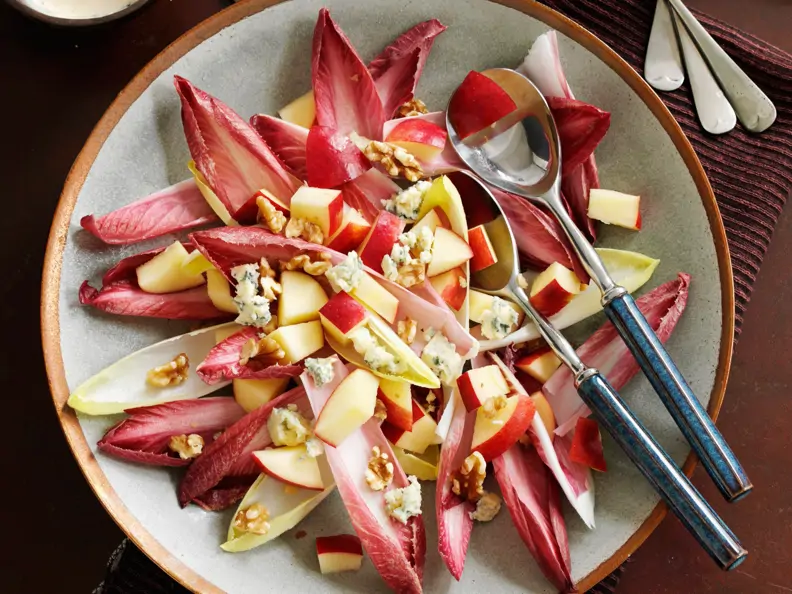 Chicoréesalat mit Äpfeln und Blauschimmelkäse