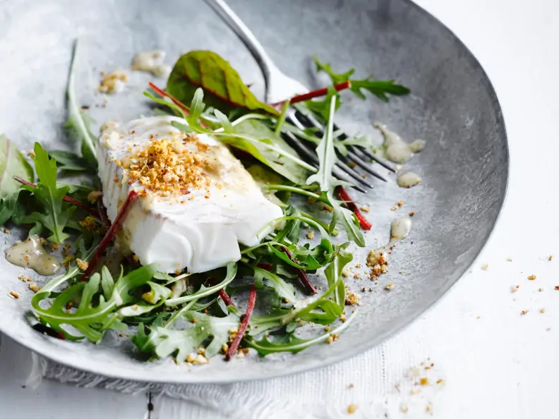 Gedämpfter Kabeljau mit Nüssen und Salat